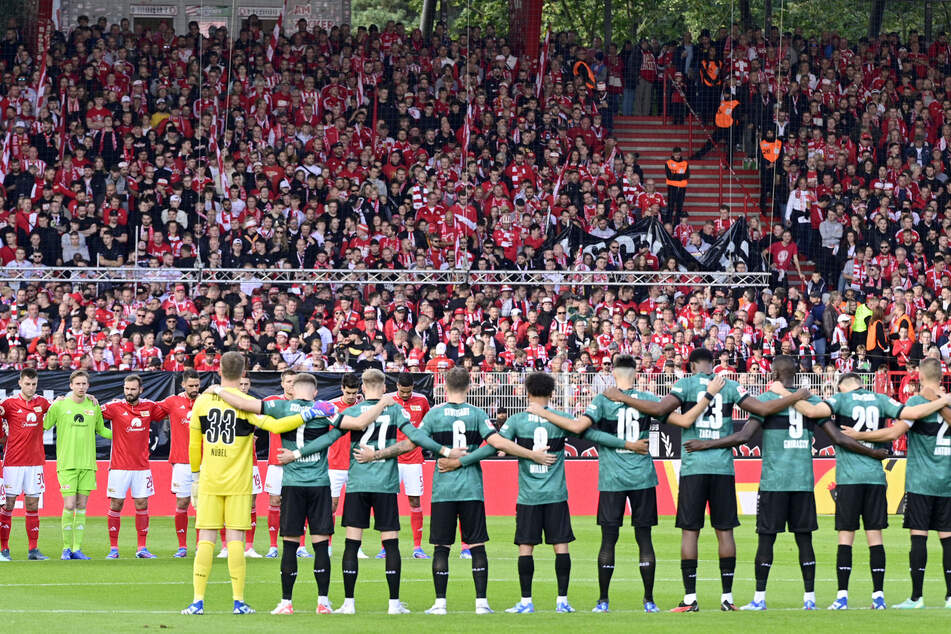 Auch in der Bundesliga wurden Schweigeminuten für die Hamas-Opfer gehalten. Wie hier beim Duell zwischen Union Berlin und dem VfB Stuttgart. (Archivbild)