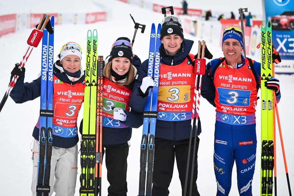 Mitte März strahlten Jeanne Richard (23, l.) und Océane Michelon (23, 2.v.l.) noch gemeinsam in die Kamera, in der Woche darauf soll Richard das Gewehr ihrer Kollegin manipuliert haben. Der Verband widerspricht nun.