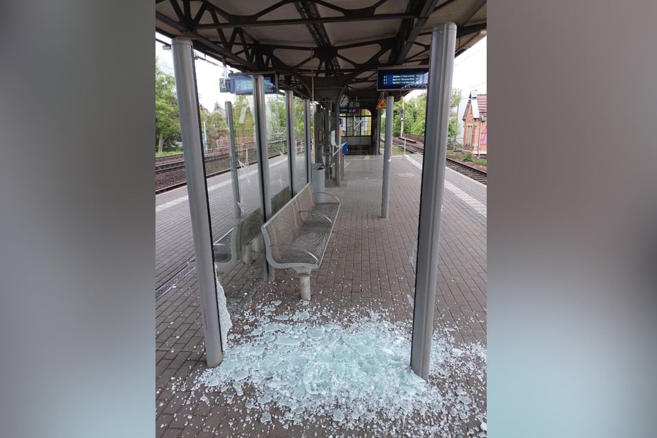 Auch die Glasscheibe eines Sitzbereichs wurde zertrümmert.