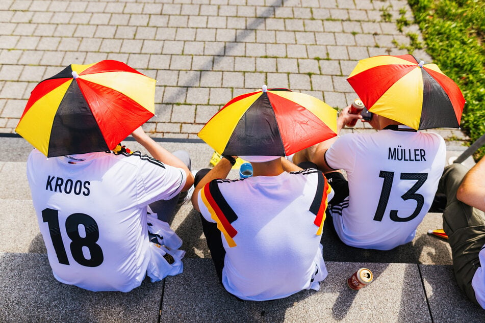Schland-Schirm gegen Sonne: Diese Fans sind gut behütet.