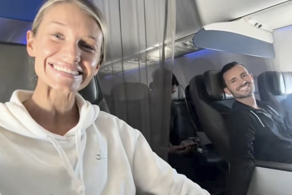 Kirsten und Sam aus dem US-Bundesstaat Washington reisten mit dem Flugzeug zu ihrer Hochzeit, als etwas Rührendes geschah.