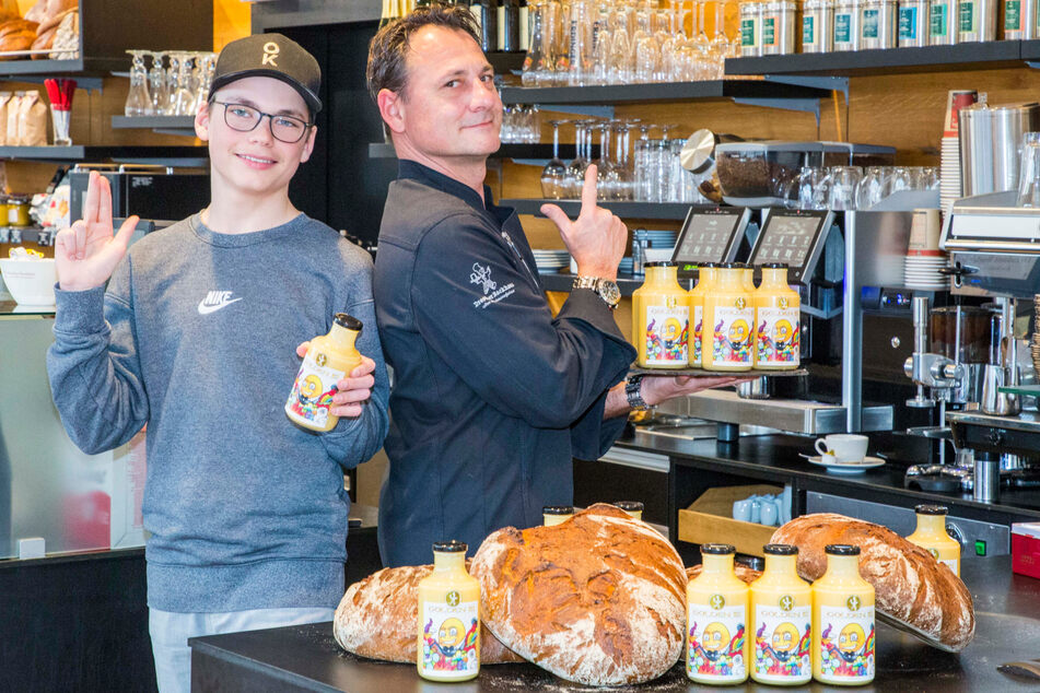 Raphael (14) und Tino Gierig (51) haben für das Dresdner Backhaus das "Golden Ei" kreiert.
