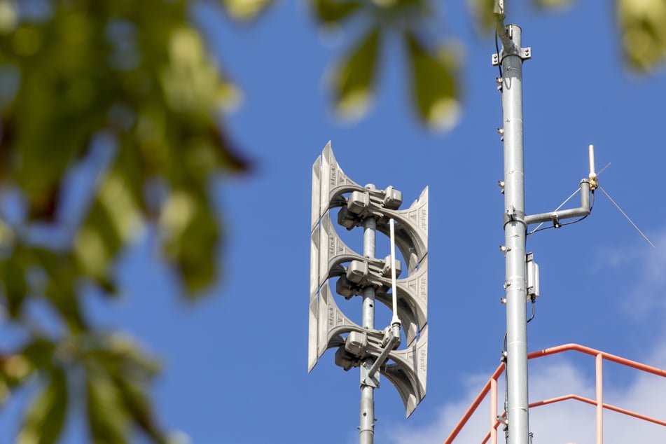 Im Dresdner Stadtgebiet sind 210 elektronische Sirenen installiert. Sie können sowohl Signaltöne als auch Sprachdurchsagen ausgeben und sind bei einem Stromausfall durch Akkus bis zu 48 Stunden betriebsfähig.