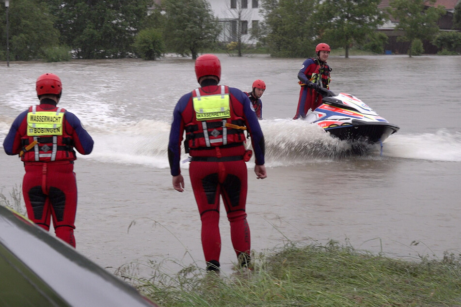 Die Wasserwacht erkundet mit Jetski die Lage in Fischach.