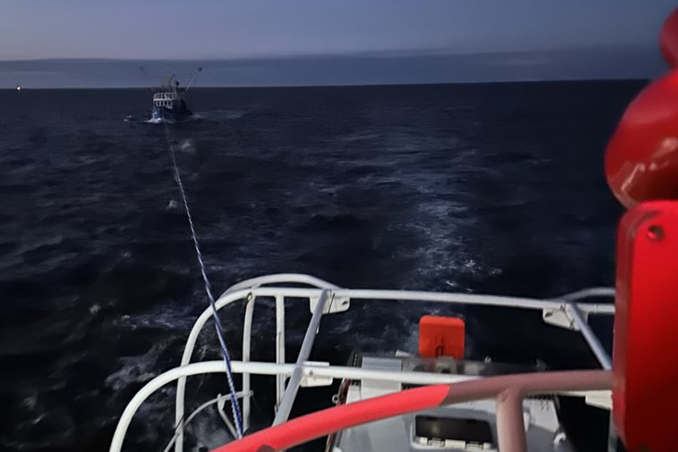 Notfall auf der Nordsee! Fischkutter läuft auf Grund, Rauch an Bord