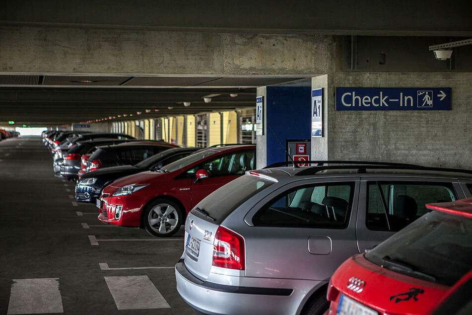 Im Parkhaus des Flughafens in Schkeuditz wurden Fahrzeugteile an 192 Autos gestohlen.