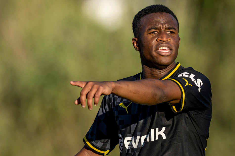 Youssoufa Moukoko (18) hat schon in jungen Jahren für fußballerisches Aufsehen gesorgt. Dortmund möchte ihn prinzipiell halten, kann sich aber auch vorstellen den Youngster zu verkaufen, wenn man nicht auf einen grünen Zweig kommt.