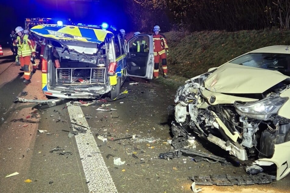 Das Taxi wurde bei dem Zusammenstoß ebenso stark beschädigt, wie der Polizei-Van.