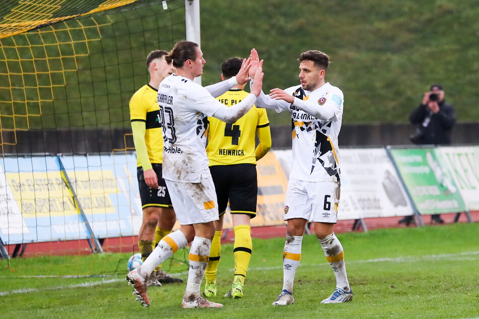 Lockerer Auftritt im Viertelfinale des Sachsenpokals! Ahmet Arslan (r.) und die SG Dynamo Dresden haben den VFC Plauen mit 7:3 bezwungen.