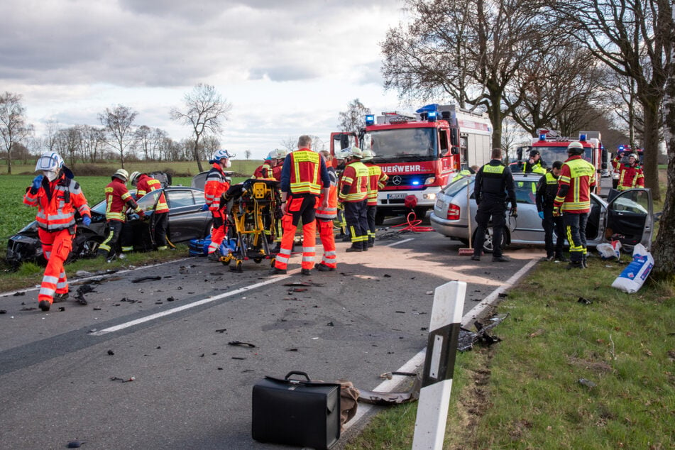 Auf der L212 bei Egestorf sind am Sonntagnachmittag zwei Autos frontal zusammengestoßen.