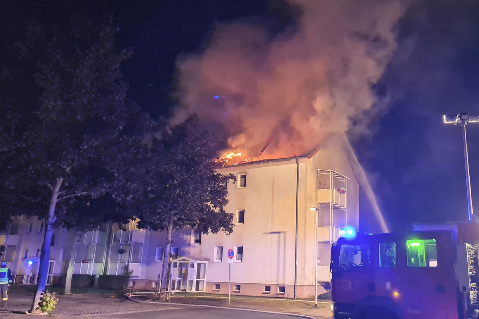 In Ludwigslust ist ein Dachstuhl in Brand geraten und hat mehrere Rohrbrüche verursacht.