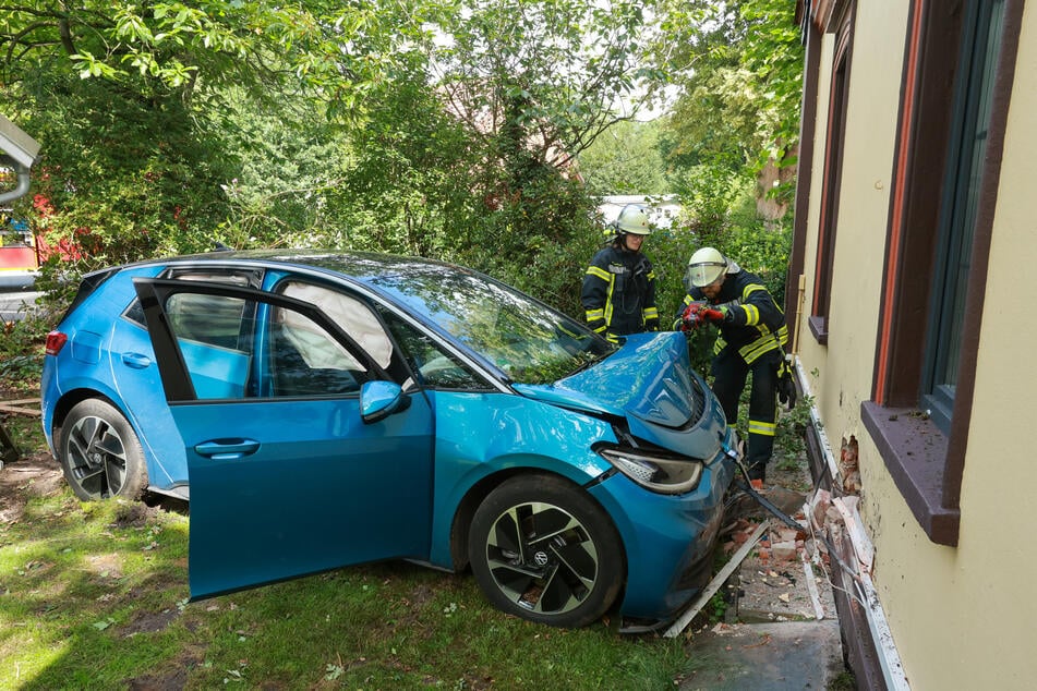 Am Montag krachte ein Auto in Quelkhorn gegen eine Hauswand, nachdem es mit einem Radfahrer kollidiert war.
