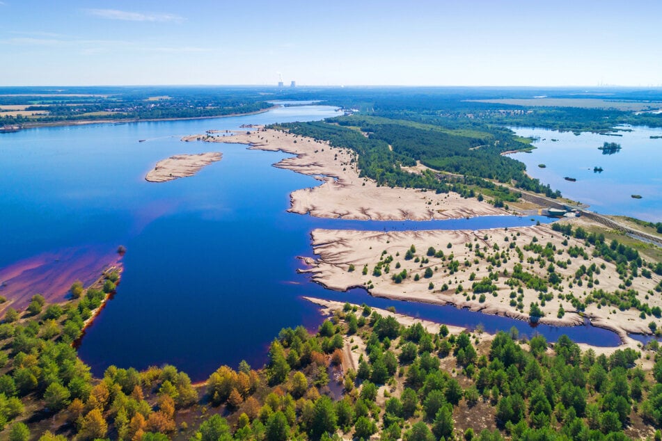 Blick über Blunoer Südsee und den Neuwieser See rechts nahe der Ortschaft Klein Partwitz in der sächsischen Lausitz.