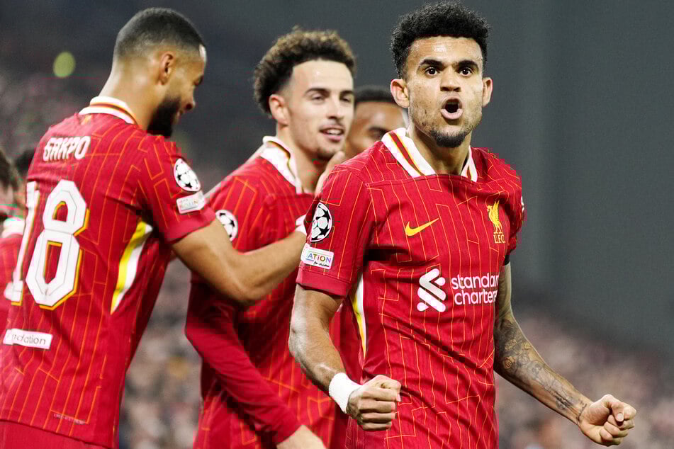 Luis Díaz (28, r.) könnte schon bald für den FC Bayern auf dem Rasen stehen - sofern der FC Liverpool mitspielt.