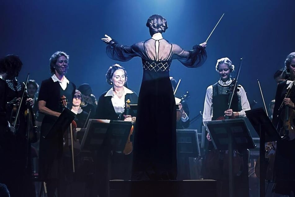 "Die Dirigentin" zeigt die Geschichte von Antonia Brico (†87), die als erste Frau am Taktstock um Anerkennung in der Welt der klassischen Musik kämpft.