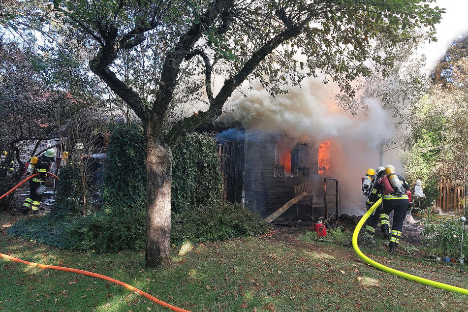 Mit vereinten Kräften ging die Feuerwehr gegen das Feuer in der Gartenhütte vor.