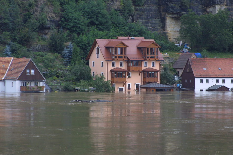 2002 überschwemmte ein Hochwasser Teile von Sachsen, wie zum Beispiel den Kurort Rathen bei Dresden. (Archiv)