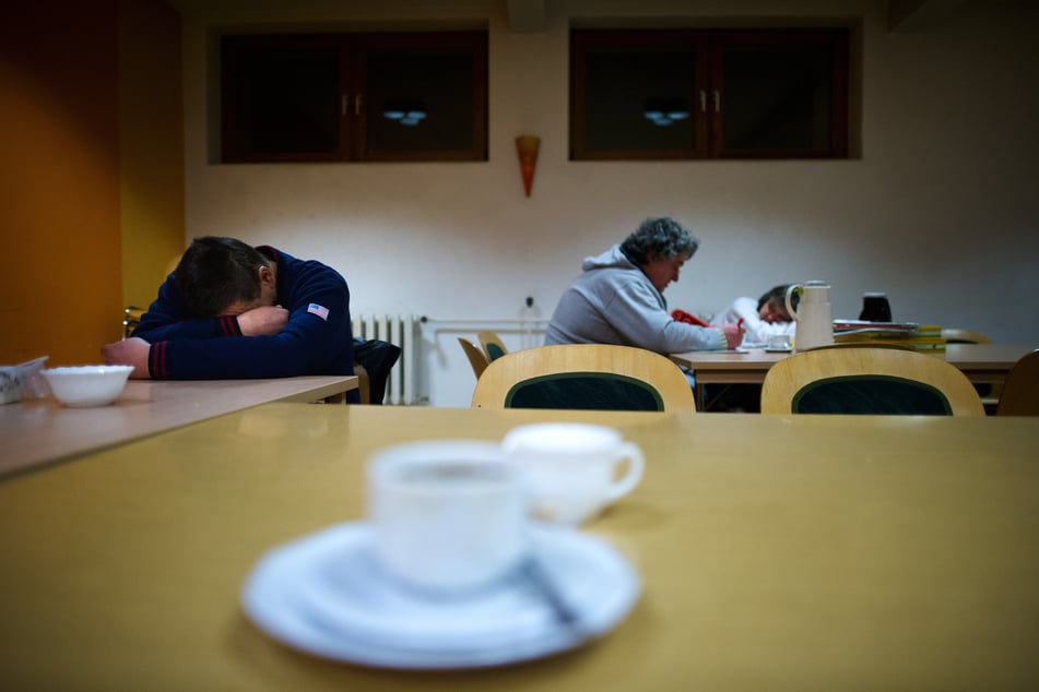 Obdachlose finden wieder Zuflucht in den Nachtcafés. Aber auch hier gibt es Corona-Regeln.