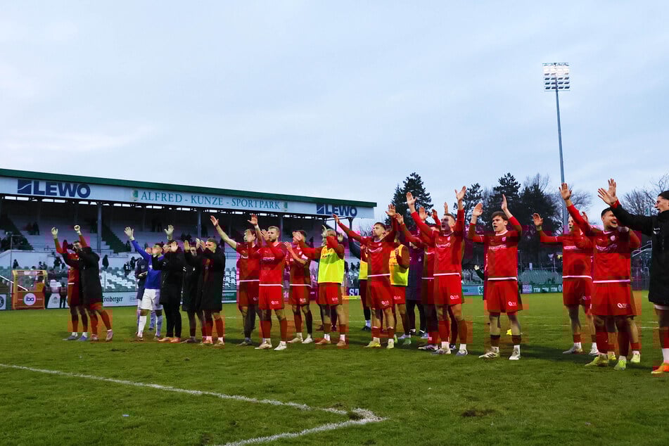 Die Mannschaft konnte nach dem Sieg in Leipzig mit den mitgereisten Fans feiern.