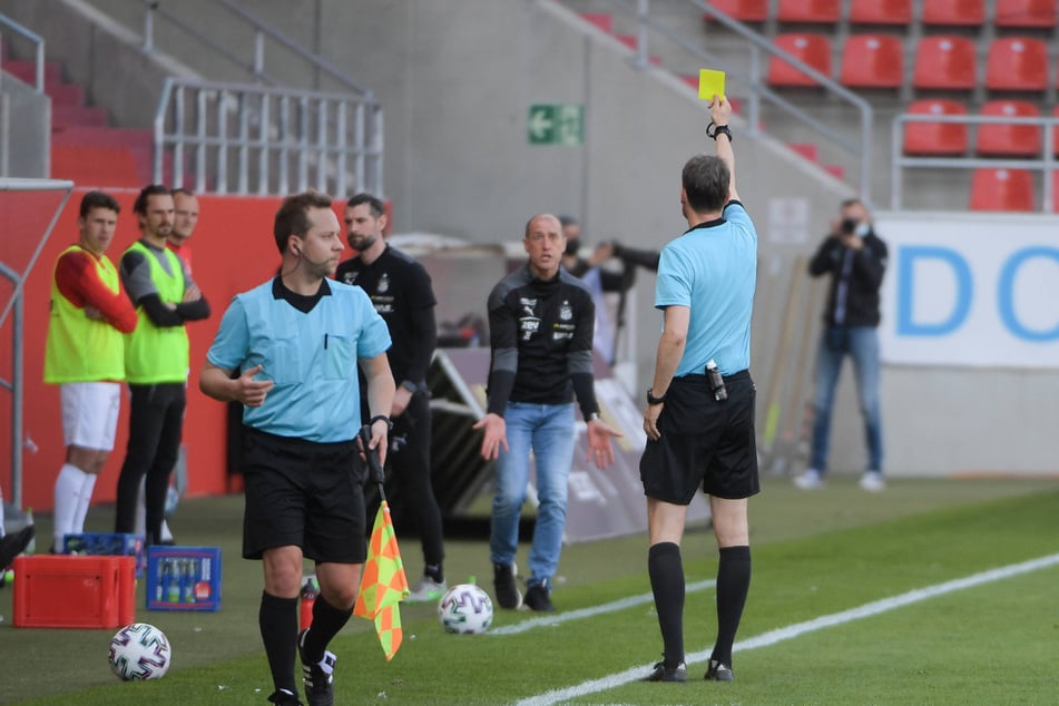 FSV-Coach Joe Enochs (49) beschwerte sich bei Schiri Markus Schmidt - und sah dafür die Gelbe Karte.