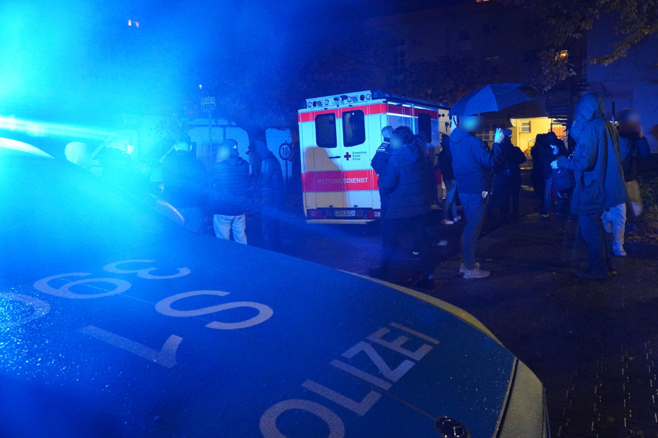 Jugendliche und Einsatzkräfte in der Nacht.