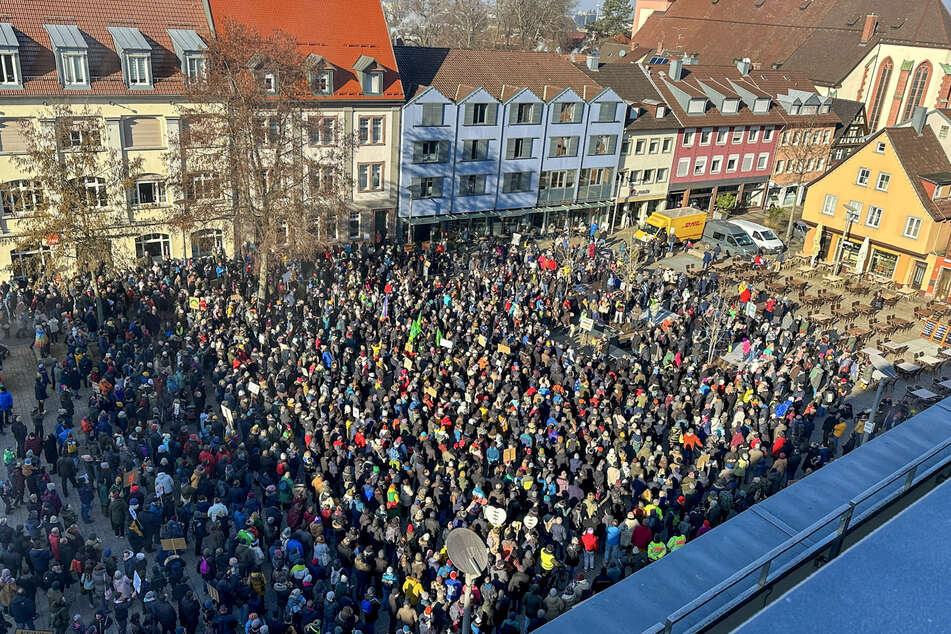 Mehrere Tausend Demonstranten haben sich im südbadischen Offenburg zusammengefunden, um gegen Rechtsextremismus Flagge zu zeigen.