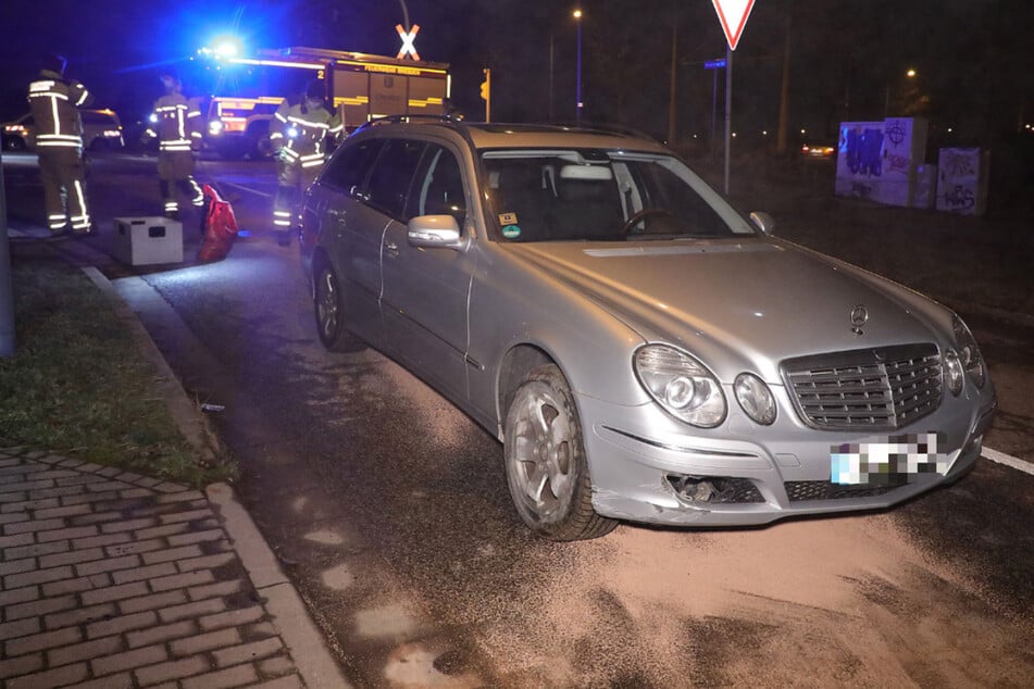 Mercedes-Fahrerin gibt im Gleisbett Gas und beschädigt Auto