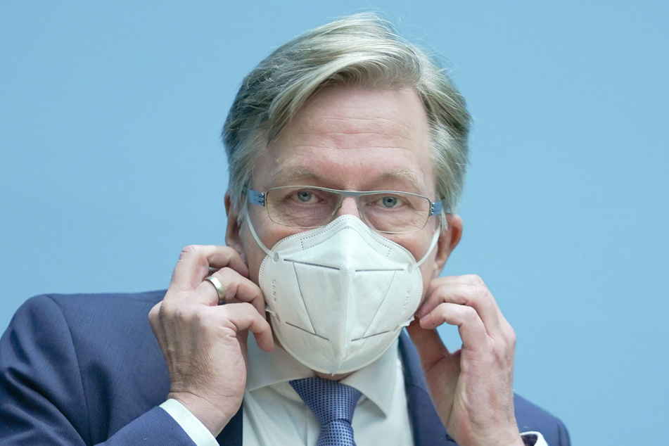 Martin Matz (SPD), Staatssekretär für Gesundheit, kommt mit Mund-Nasen-Schutz zur Berliner Senats-Pressekonferenz.