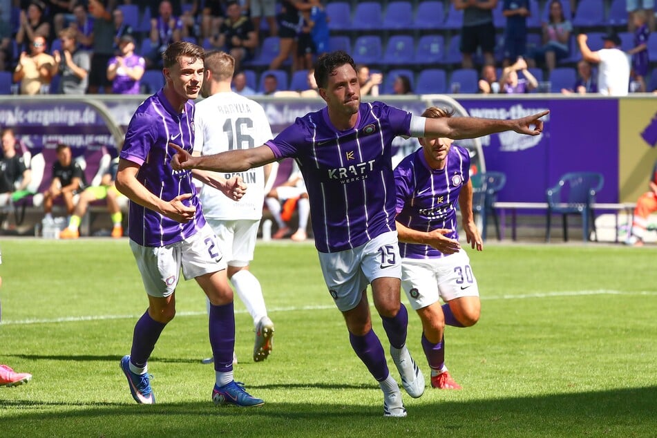 Aue-Spieler Marcel Bär (34) jubelt nach seinem Treffer gegen Altglienicke.