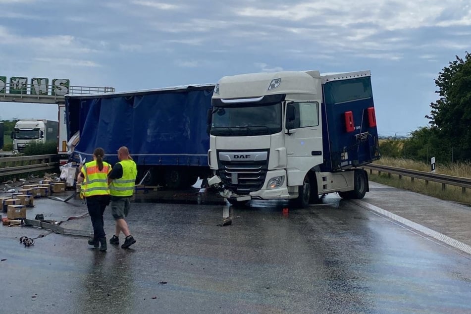 Ein Lkw blockiert derzeit auf der A2 die Fahrspur Richtung Berlin.