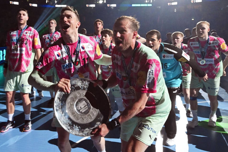 Da war die Welt für die Füchse Berlin noch in Ordnung: Mit der Meisterschale in der Hand feiert die Mannschaft den Sieg in der Handball-Bundesliga.