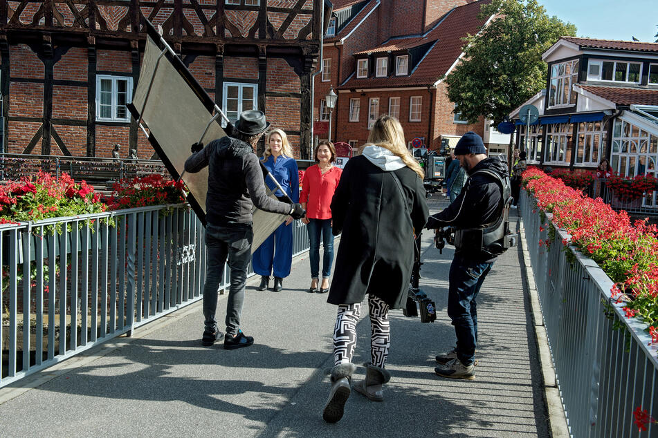 Hier noch bei Dreharbeiten: Jetzt herrscht Dreh-Stopp, die bereits "fertigen" Folgen reichen nur noch bis zum 20. Mai...