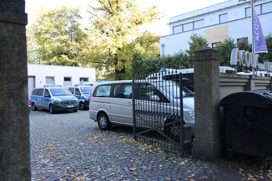 Zahlreiche Fahrzeuge der Polizei standen am Dienstagmorgen auf dem Gelände der Acqua-Klinik in Leipzig. Seit den Morgenstunden wurden die Räume der Einrichtung durchsucht.