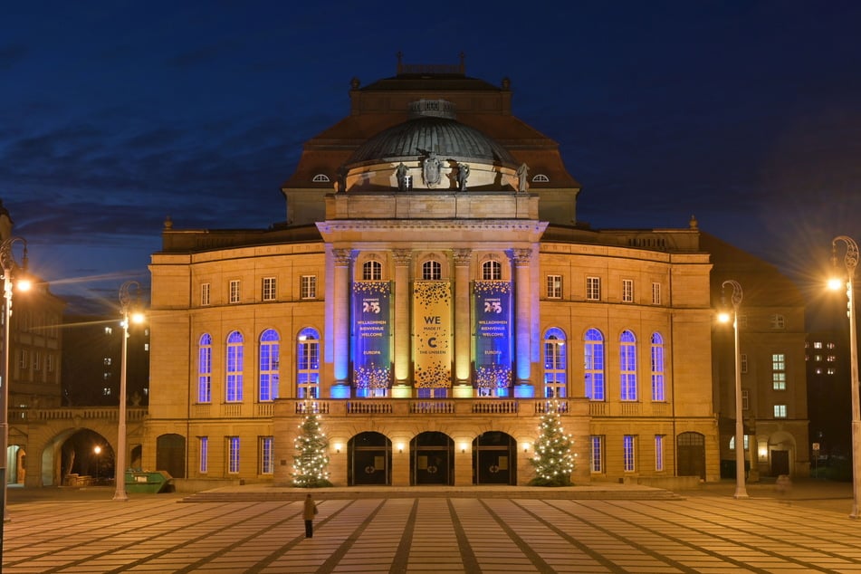 Die Festbeleuchtung an der Oper riss so manchen Passanten aus dem Alltagstrott.