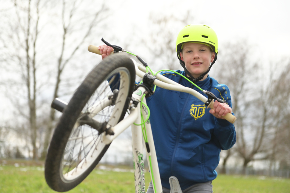 Valentin Schmalfuß (9) liebt Sprünge mit seinem BMX-Rad und wünscht sich die Lehmgrube zurück.
