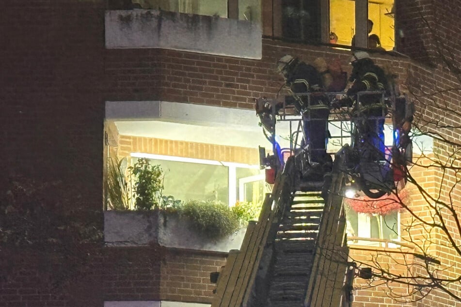 Hamburg: Angebranntes Essen löst Feuerwehr-Einsatz aus! Gehbehinderte Person über Balkon gerettet