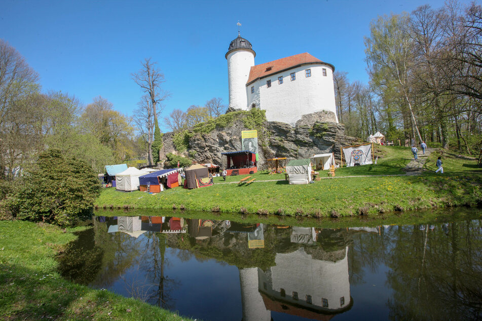An der Burg Rabenstein findet ein Mittelalterfest statt.