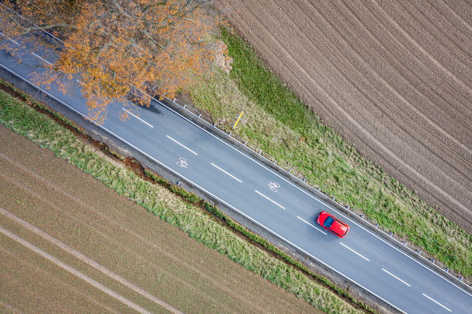 Nicht nur Autos, auch Radfahrer sollen auf dem Streckenabschnitt weitgehend gleichberechtigt fahren. Motto: miteinander statt gegeneinander.