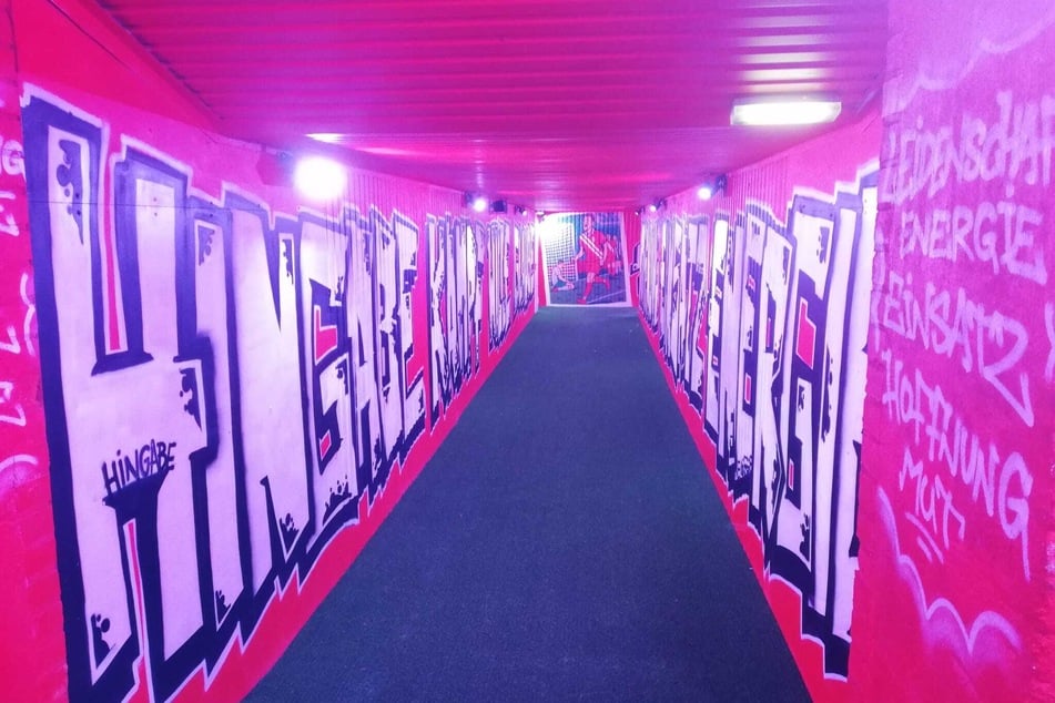 Der neugestaltete Cottbuser Spielertunnel aus Richtung der Kabinen, an dessen nun eine Zeichnung Platz findet. Der Gang biegt danach rechts ab.