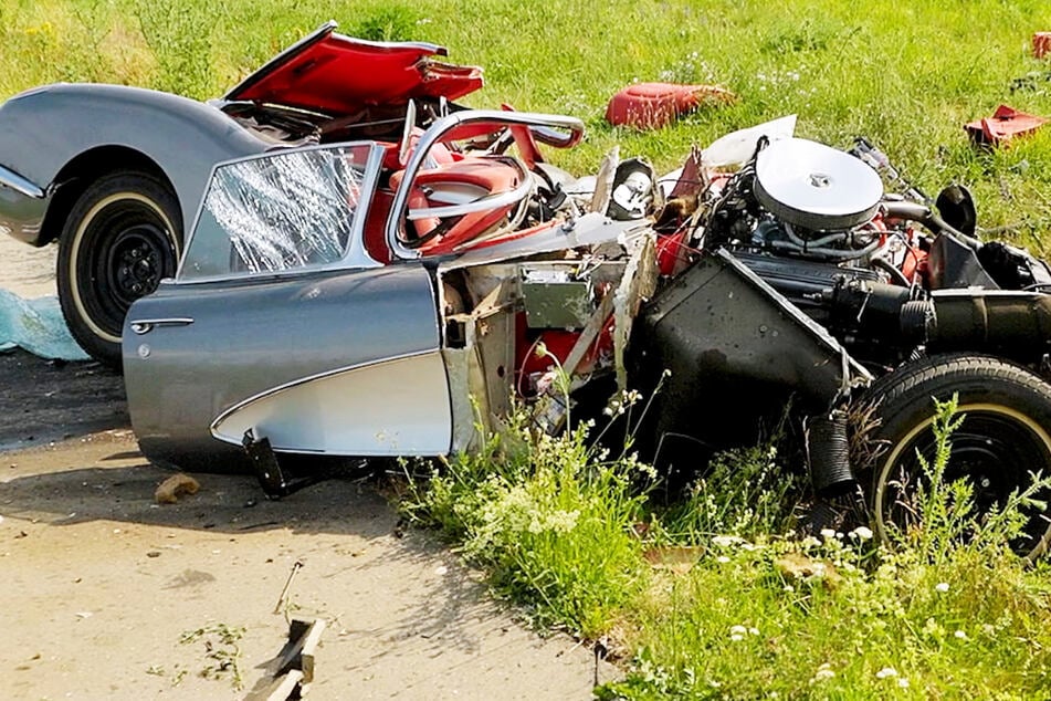 Corvette-Oldtimer zertrümmert: Ein Toter nach Frontal-Crash mit E-Auto
