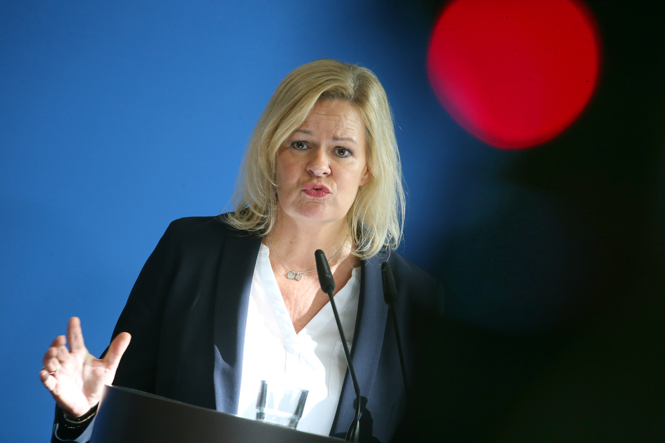 Bundesinnenministerin Nancy Faeser (52, SPD) hatte beim Gipfel verkündet, mehr als 50 Immobilien zur Unterbringung von Flüchtlingen anzubieten.