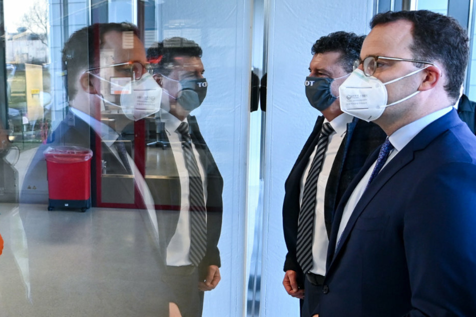 Jens Spahn (CDU), Bundesminister für Gesundheit, hält eine erste Impfung gegen das Coronavirus im Januar für möglich.
