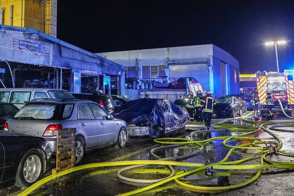 Schwerverletzter und immenser Schaden: Werkstatt in Region Stuttgart in Flammen