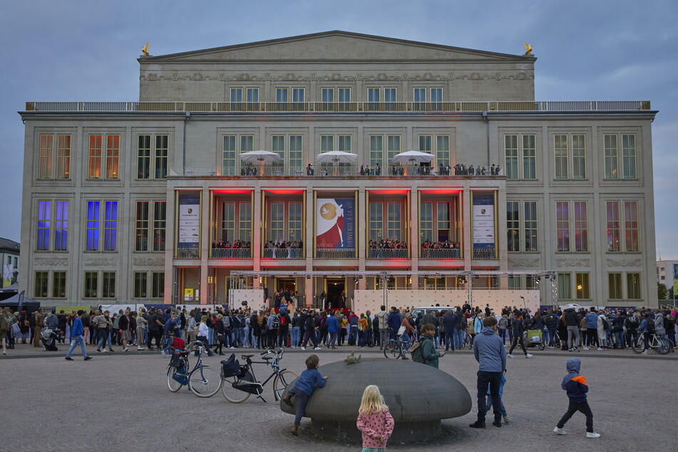Die Leipziger Oper war am Samstag zur Feier des Tages bunt erleuchtet und zog auch schaulustige "Promi-Gucker" an.