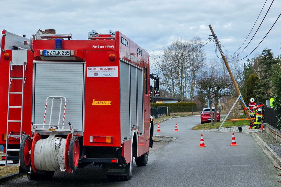 Die Feuerwehr stabilisierte den Mast.