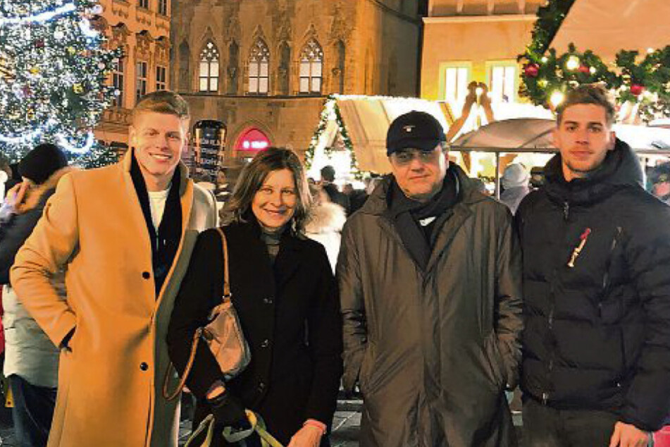 Jakub Jakubov (31, v.l.) genoss in der Vergangenheit mit seiner Mutter Alena, Vater Pavel und Bruder Alexander die Weihnachtszeit in der goldenen Stadt an der Moldau.