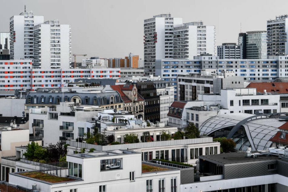 Wohnungen in dem Stadtbezirk Berlin-Mitte. Am Montag tritt die zweite Stufe des Mietendeckel-Gesetzes in Kraft. Dann müssen überhöhte Bestandsmieten gesenkt werden.