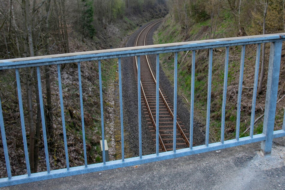 Von einer Brücke aus: Teenager bewerfen fahrenden Zug mit Böllern