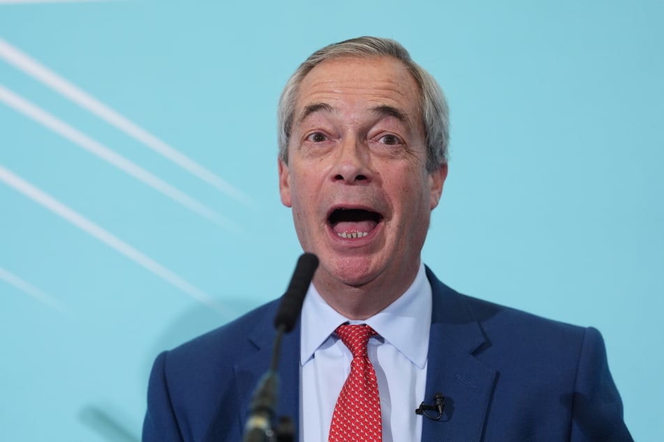 Nigel Farage (61) begrüßt sein neues Partei-Mitglied.