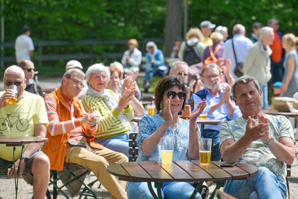 Mitsingen, Klatschen, Swingen - das Publikum lebt das Dixieland Festival.